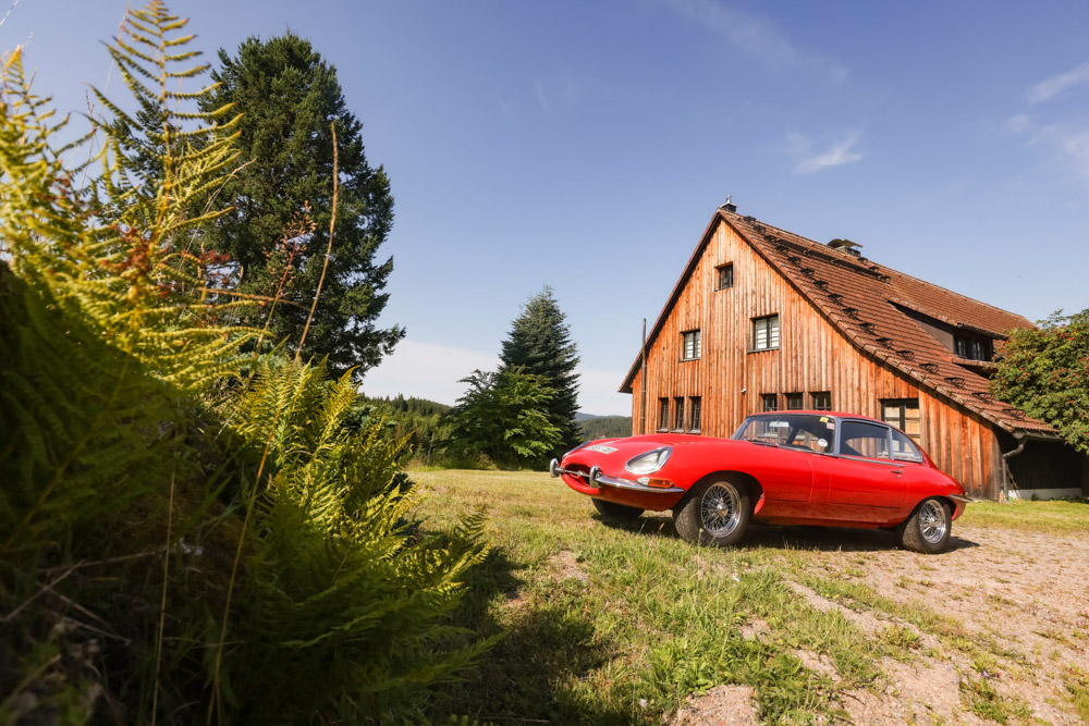 Ferienhaus von außen mit einem roten Auto